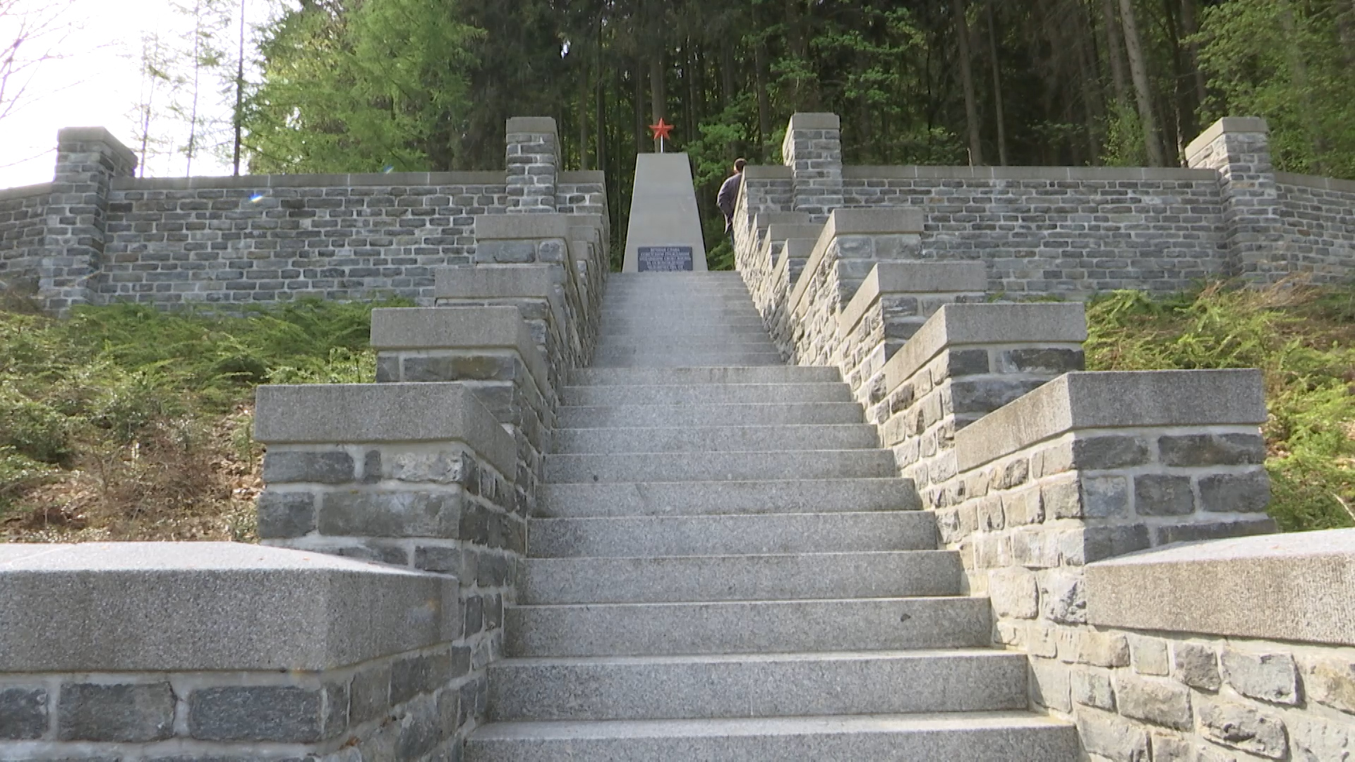 MEgional am 8. Mai mit dem Gedenken zu 75 Jahre Kriegsende an der Kriegsgräberstätte Nennigmühle